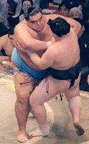 Musashimaru 1 win away from 11th title at summer sumo